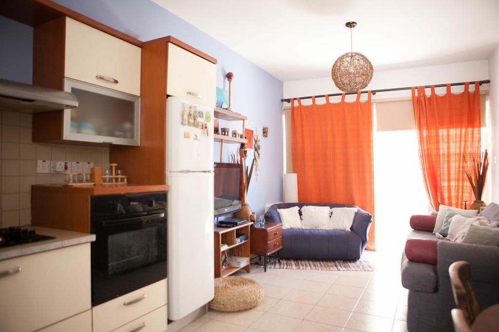 Aquarian Beachfront Apartment Larnaca Esterno foto