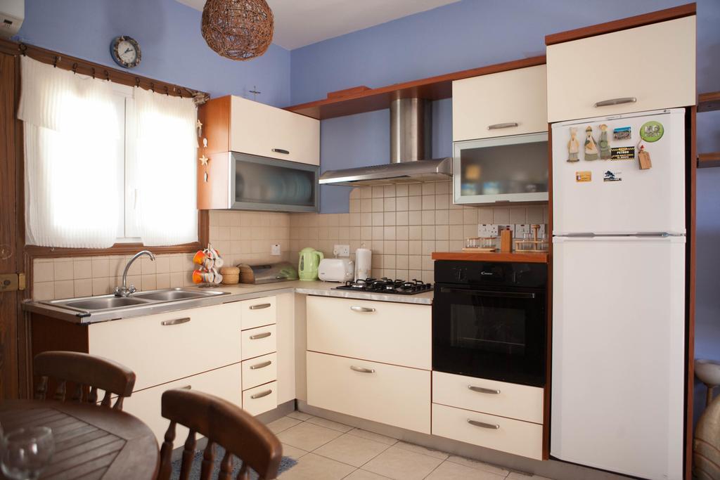 Aquarian Beachfront Apartment Larnaca Esterno foto