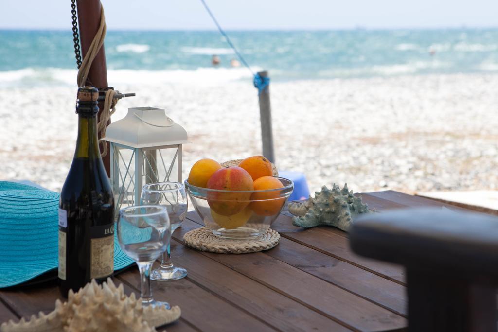 Aquarian Beachfront Apartment Larnaca Esterno foto