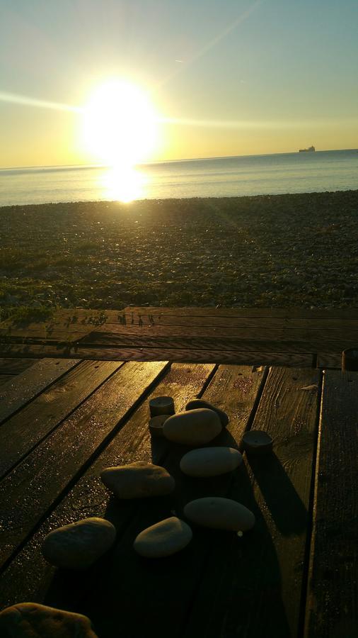 Aquarian Beachfront Apartment Larnaca Esterno foto