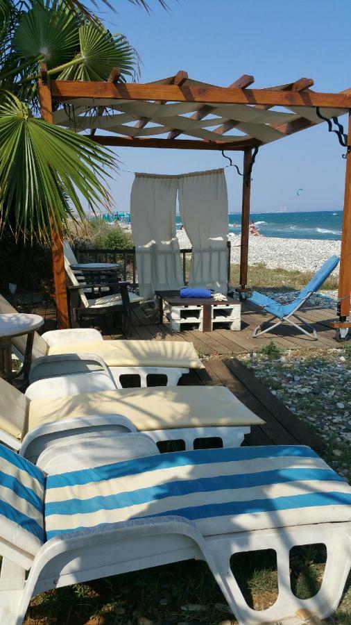 Aquarian Beachfront Apartment Larnaca Esterno foto