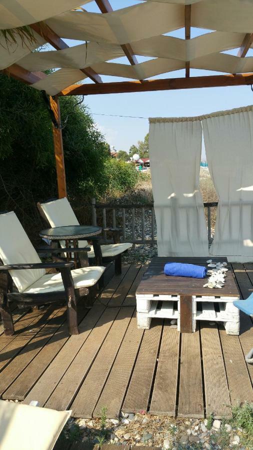 Aquarian Beachfront Apartment Larnaca Esterno foto