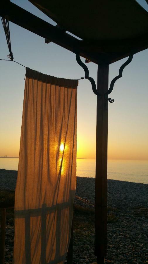 Aquarian Beachfront Apartment Larnaca Esterno foto